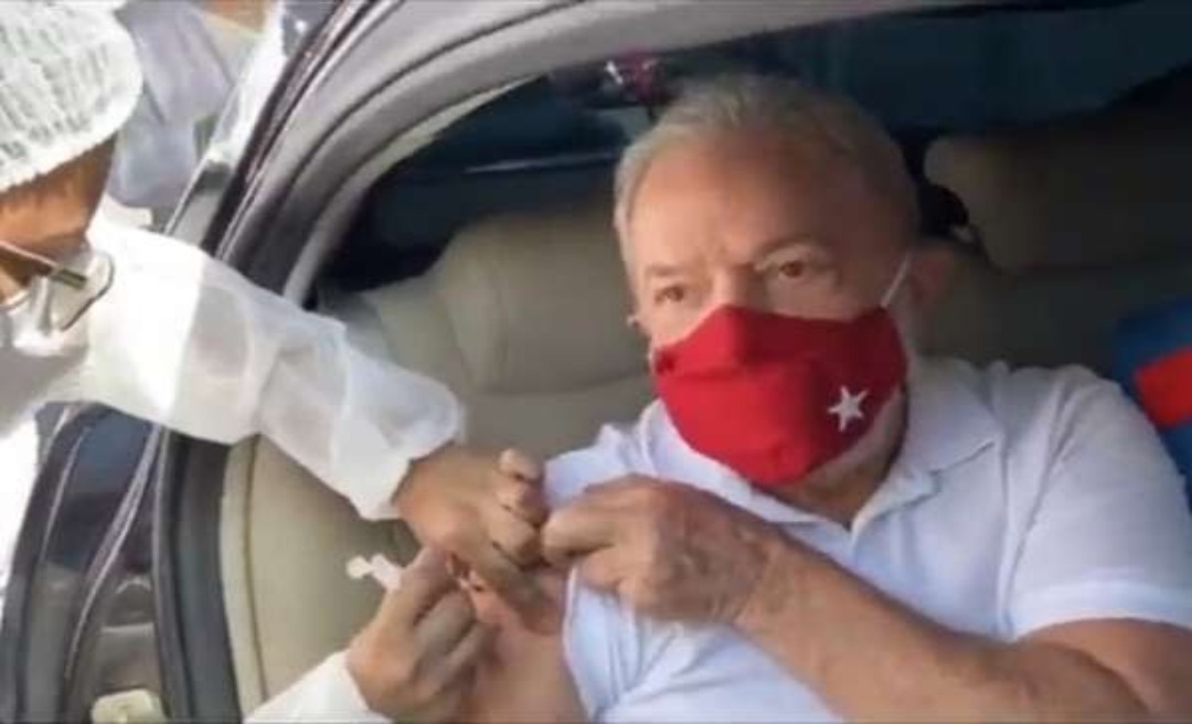 Ex-presidente Lula toma 1ª dose da vacina contra o coronavírus em São Bernardo do Campo